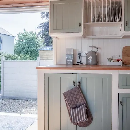 Willow - 1 Bedroom Shepherds Hut - Amroth Exterior foto