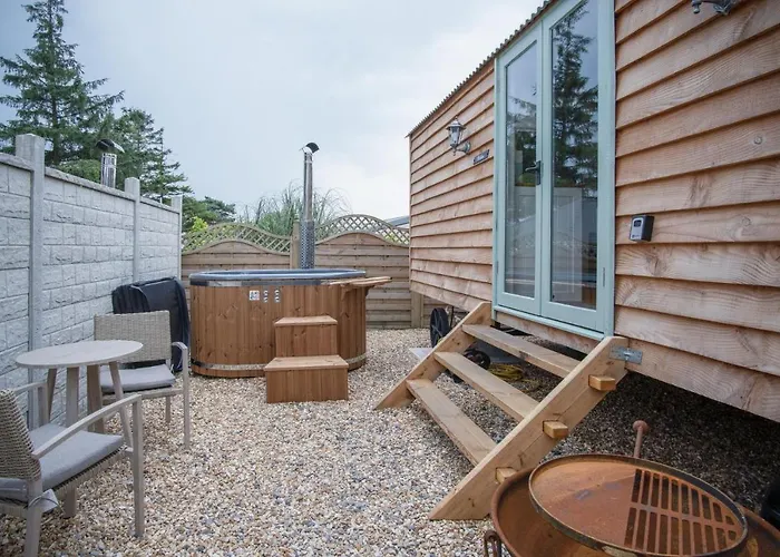 Willow - 1 Bedroom Shepherds Hut - Amroth