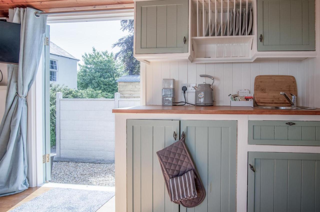 Willow - 1 Bedroom Shepherds Hut - * Amroth
