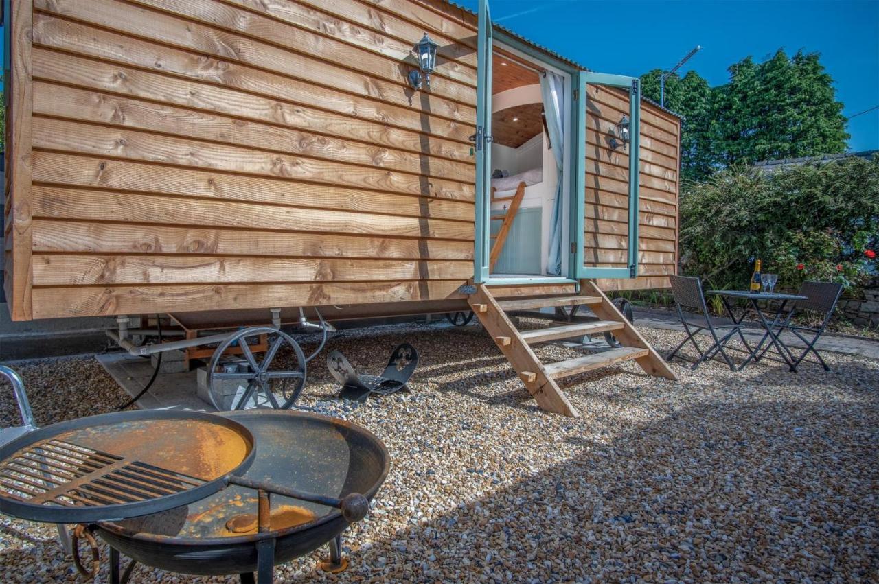 Willow - 1 Bedroom Shepherds Hut - Holiday home Amroth
