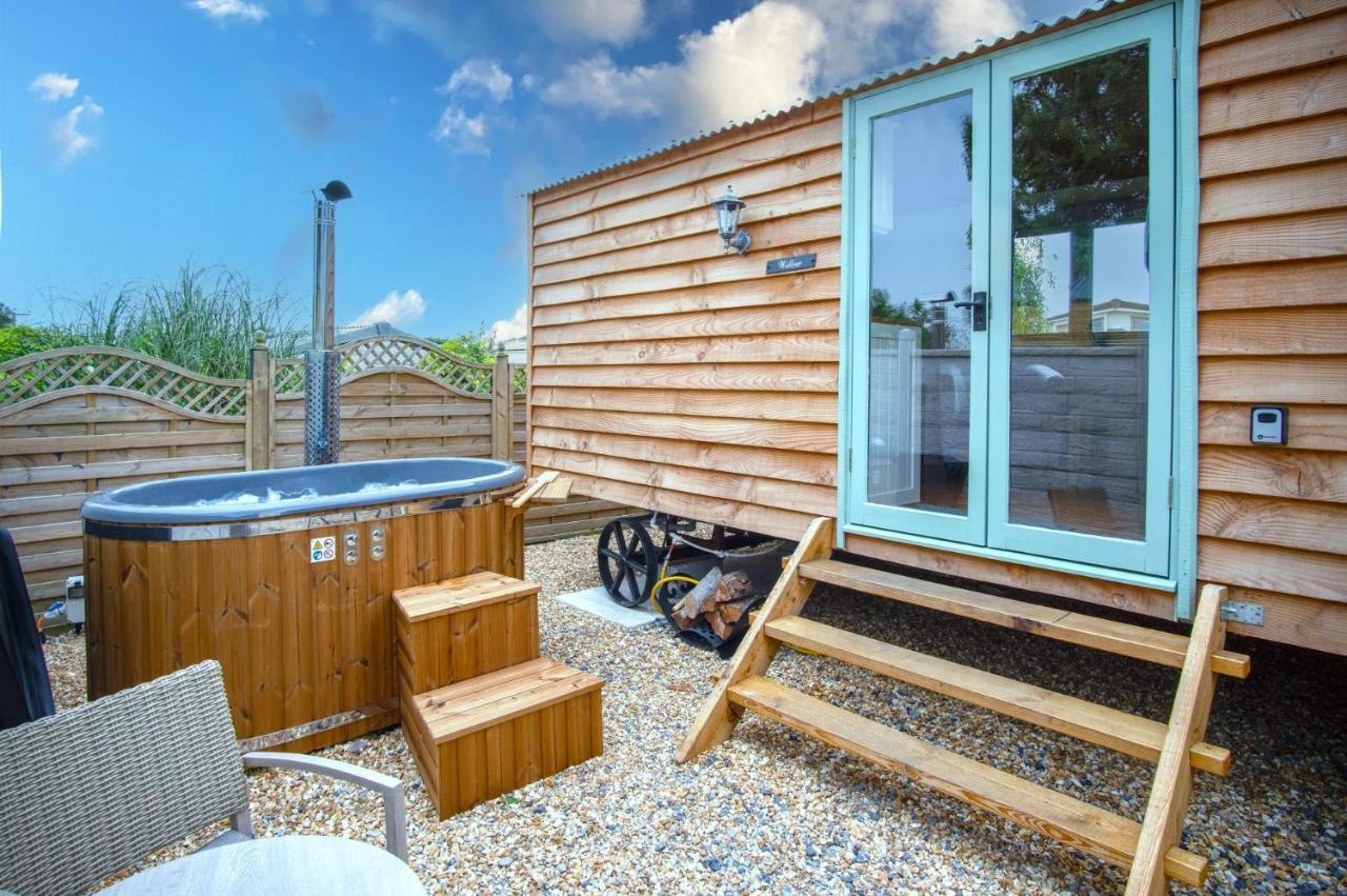 Willow - 1 Bedroom Shepherds Hut - Holiday home Amroth